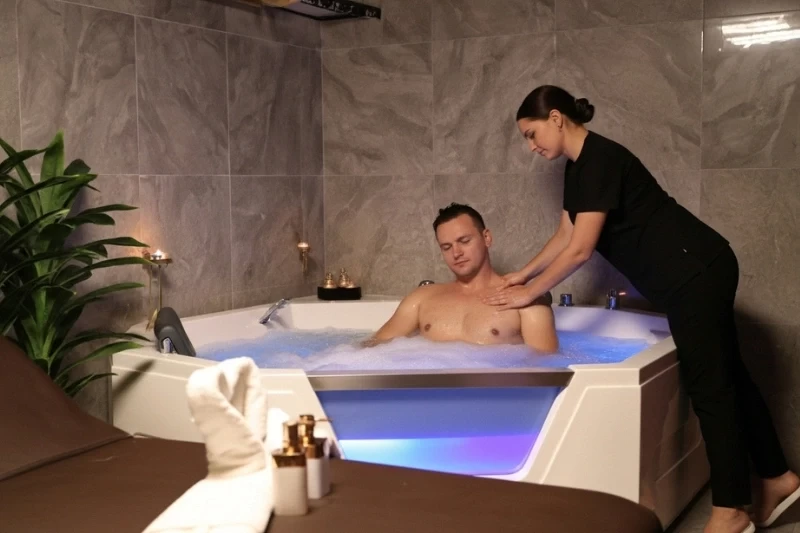 jacuzzi-with-full-body-massage-1